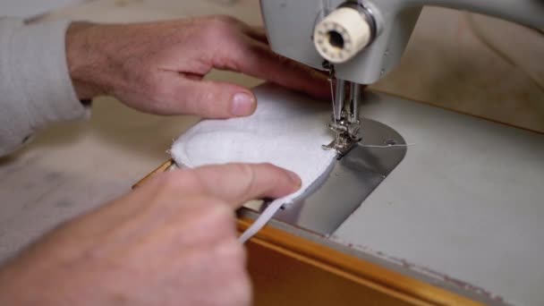 Tailor at Sewing Machine Sews a Homemade Medical Face Mask to Protect Covid-19 — 비디오