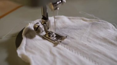 Yavaş Çekimde Dikiş Makinası İğnesi. Bir Terzi Kumaşın Ev Yapımı Yüz Maskesini Diker
