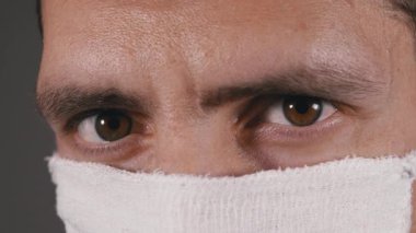 Koruyucu Gazlı Maskeli Genç Adamın Portresi, Korunma Coronavirus COVID-19
