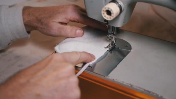 Sur mesure à la machine à coudre coud un masque médical fait maison pour protéger Covid-19 