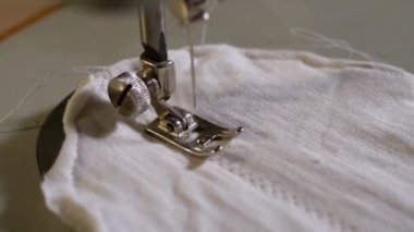 Yavaş Çekimde Dikiş Makinası İğnesi. Bir Terzi Kumaşın Ev Yapımı Yüz Maskesini Diker