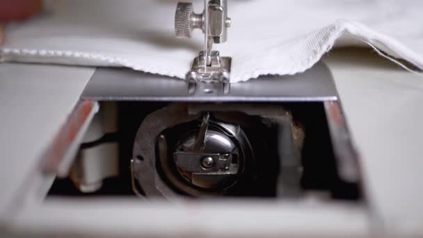 Mecanismo de funcionamiento de la máquina de coser. Sistema de gancho de transporte. Moción lenta . — Vídeos de Stock