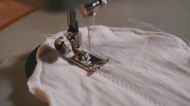 Yavaş Çekimde Dikiş Makinası İğnesi. Bir Terzi Kumaşın Ev Yapımı Yüz Maskesini Diker