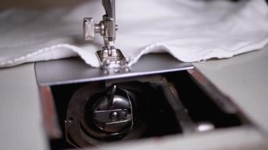 Dikiş Makinesi Operasyonu Mekanizması. Mekik Kanca Sistemi. Yavaş Hareket.