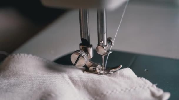 Close-up van naaimachine naalden met draadpiercings stof in slow motion — Stockvideo