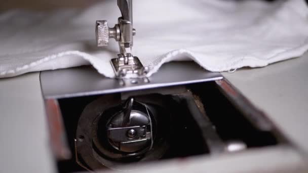 Mécanisme de fonctionnement de la machine à coudre. Système de crochet de navette. Mouvement lent .