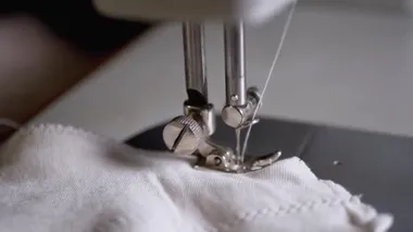 Dikiş Makinesinin Dikiş İğnesinin Yavaş Çekimde Kumaşı Dilimleyen Şırıngası
