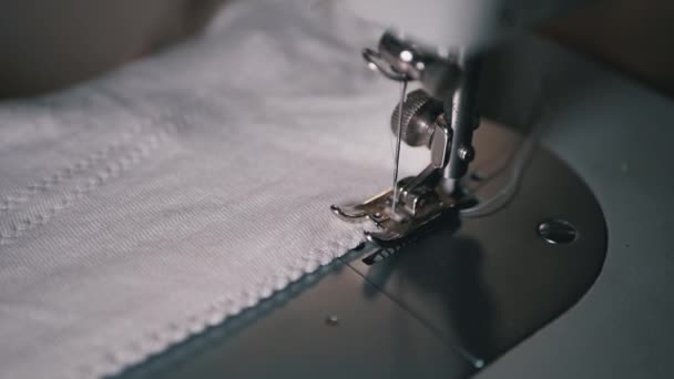 Varrógéptű közeli felvétele, menetvágó tűvel Pierces Fabric in Slow Motion — Stock videók