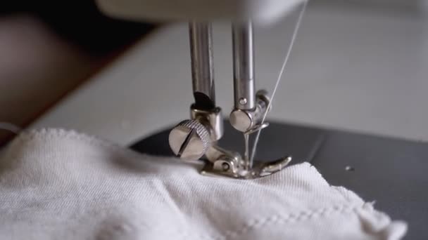 Close-up van naaimachine naalden met draadpiercings stof in slow motion — Stockvideo