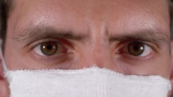 Портрет молодої людини в захисній масці Гауза, захист коронавірус COVID-19 — стокове відео