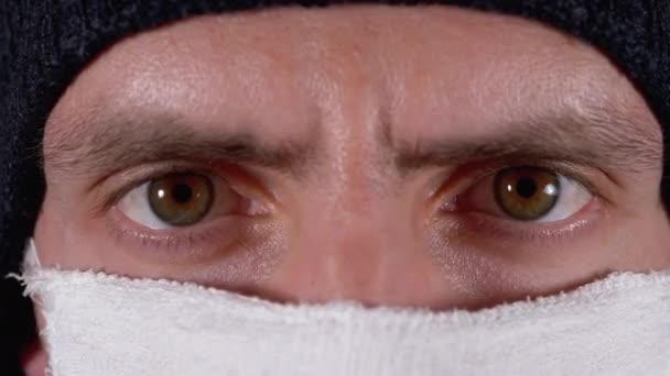 Портрет молодого человека в шляпе с самодельной маской для защиты коронавируса . — стоковое видео