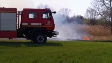 İtfaiye aracı orman yangınını söndürmek için ormana gidiyor. Etrafta sigara iç.