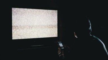 Akıllı Telefonlu Maskeli Adam 'ın Silueti ve TV Müdahalesi