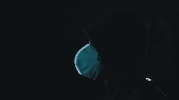 Silhouette of Man in Hood and Medical Mask Guardare la TV con fake news. Covid-19 — Video Stock