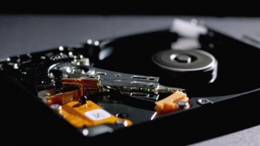 İçerideki hard disk. HDD 'nin yapısı, Spinning Platter. Manyetik kafayı taşı
