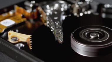 İçerideki hard disk. HDD 'nin yapısı, Spinning Platter. Manyetik kafayı taşı