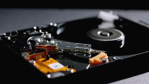 İçerideki hard disk. HDD 'nin yapısı, Spinning Platter. Manyetik kafayı taşı — Stok video