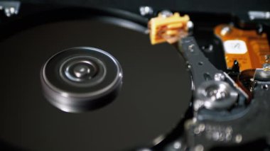 İçerideki hard disk. HDD 'nin yapısı, Spinning Platter. Manyetik kafayı taşı