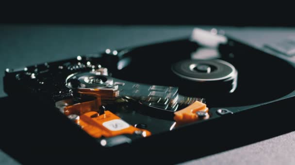 Hard Disk Sürücüsü Döndürme Tabağı ile açıldı. Manyetik Başlığın Yazılmasının Hareketi — Stok video