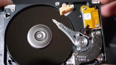 Hard Disk Sürücüsü Döndürme Tabağı ile açıldı. Manyetik Kafanın Hareketi. Yavaş Hareket