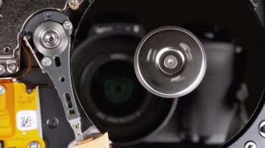 İçerideki hard disk. HDD 'nin yapısı, Spinning Platter. Manyetik kafayı taşı