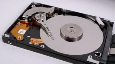 İçerideki hard disk. HDD 'nin yapısı, Spinning Platter. Manyetik kafayı taşı