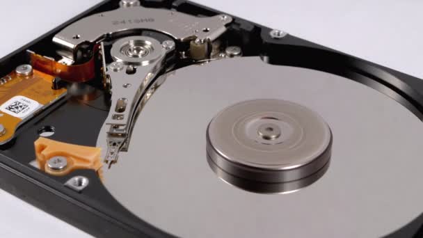 Unidade de disco rígido para dentro. Estrutura de HDD, Spinning Platter. Mover cabeça magnética — Vídeo de Stock