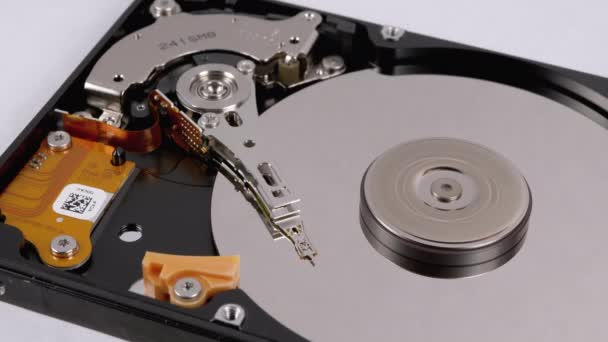Hard Disk Sürücüsü Döndürme Tabağı ile açıldı. Manyetik Başlığın Yazılmasının Hareketi — Stok video