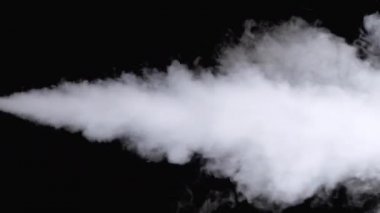 Su Buharı. Siyah Arkaplanda Beyaz Buhar Jeti. Yavaş Hareket