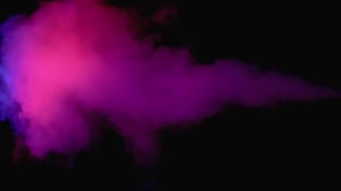 Su Buharı. Siyah Arkaplanda Kırmızı ve Mavi Buhar Jeti. Yavaş Hareket