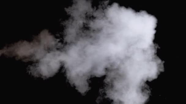 Waterdamp. White Jet of Vapour Steam op zwarte achtergrond. Langzame beweging — Stockvideo