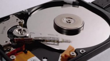 Hard Disk Sürücüsü Döndürme Tabağı ile açıldı. Manyetik Başlığın Yazılmasının Hareketi