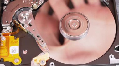 İçerideki hard disk. Bir Manyetik Diskin Ayna Yüzeyindeki Avuç İçinin Yansıması
