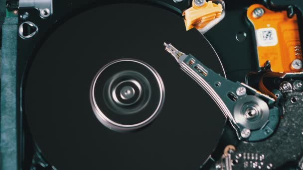 Hard Disk Drive Inside. Structure of HDD, Spinning Platter. Move magnetic head — Stock Video