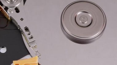İçerideki hard disk. HDD 'nin yapısı, Spinning Platter. Manyetik kafayı taşı