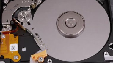 İçerideki hard disk. HDD 'nin yapısı, Spinning Platter. Manyetik kafayı taşı