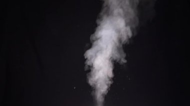 Su Buharı. Siyah Arkaplanda Beyaz Buhar Jeti. Yavaş Hareket