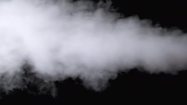 Vapor de agua blanca. Jet de vapor de vapor sobre fondo negro. Moción lenta — Vídeo de stock