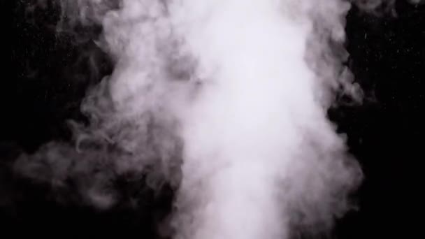 Waterdamp. White Jet of Vapour Steam op zwarte achtergrond. Langzame beweging — Stockvideo