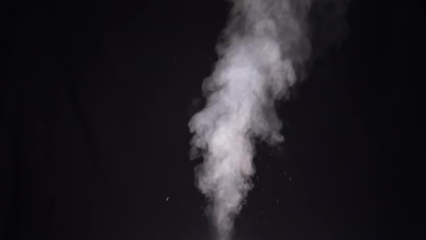 水蒸気です。黒い背景に蒸気の白いジェット。スローモーション — ストック動画