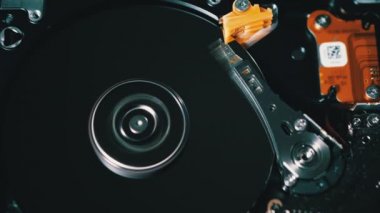 İçerideki hard disk. HDD 'nin yapısı, Spinning Platter. Manyetik kafayı taşı