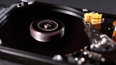 İçerideki hard disk. HDD 'nin yapısı, Spinning Platter. Manyetik kafayı taşı