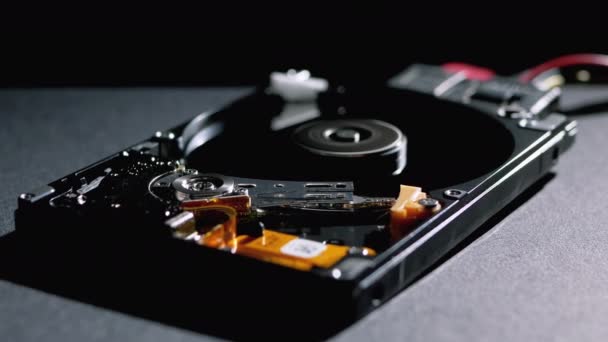 Disque dur ouvert avec plateau tournant. Déplacement de la tête magnétique d'écriture 