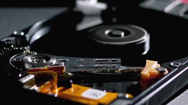 Hard Disk Drive Inside. Structure of HDD, Spinning Platter. Move magnetic head — Stock Video