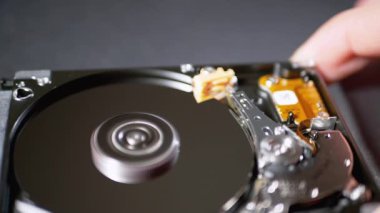 Hard Disk Sürücüsü Döndürme Tabağı ile açıldı. Manyetik Kafanın Hareketi. Yavaş Hareket