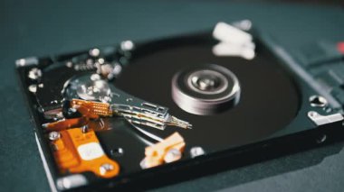 Hard Disk Sürücüsü Döndürme Tabağı ile açıldı. Manyetik Kafanın Hareketi. Yavaş Hareket