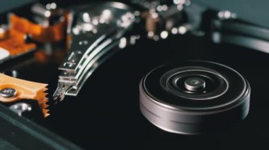 Hard Disk Sürücüsü Döndürme Tabağı ile açıldı. Manyetik Başlığın Yazılmasının Hareketi