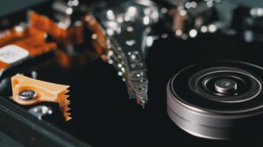 İçerideki hard disk. HDD 'nin yapısı, Spinning Platter. Manyetik kafayı taşı