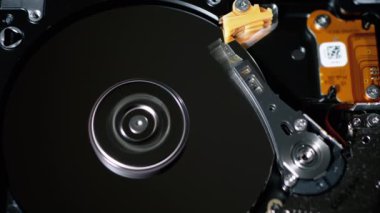 İçerideki hard disk. HDD 'nin yapısı, Spinning Platter. Manyetik kafayı taşı