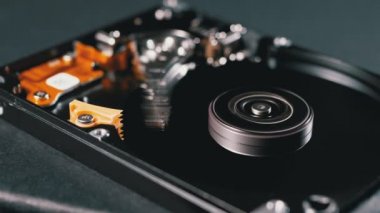 İçerideki hard disk. HDD 'nin yapısı, Spinning Platter. Manyetik kafayı taşı